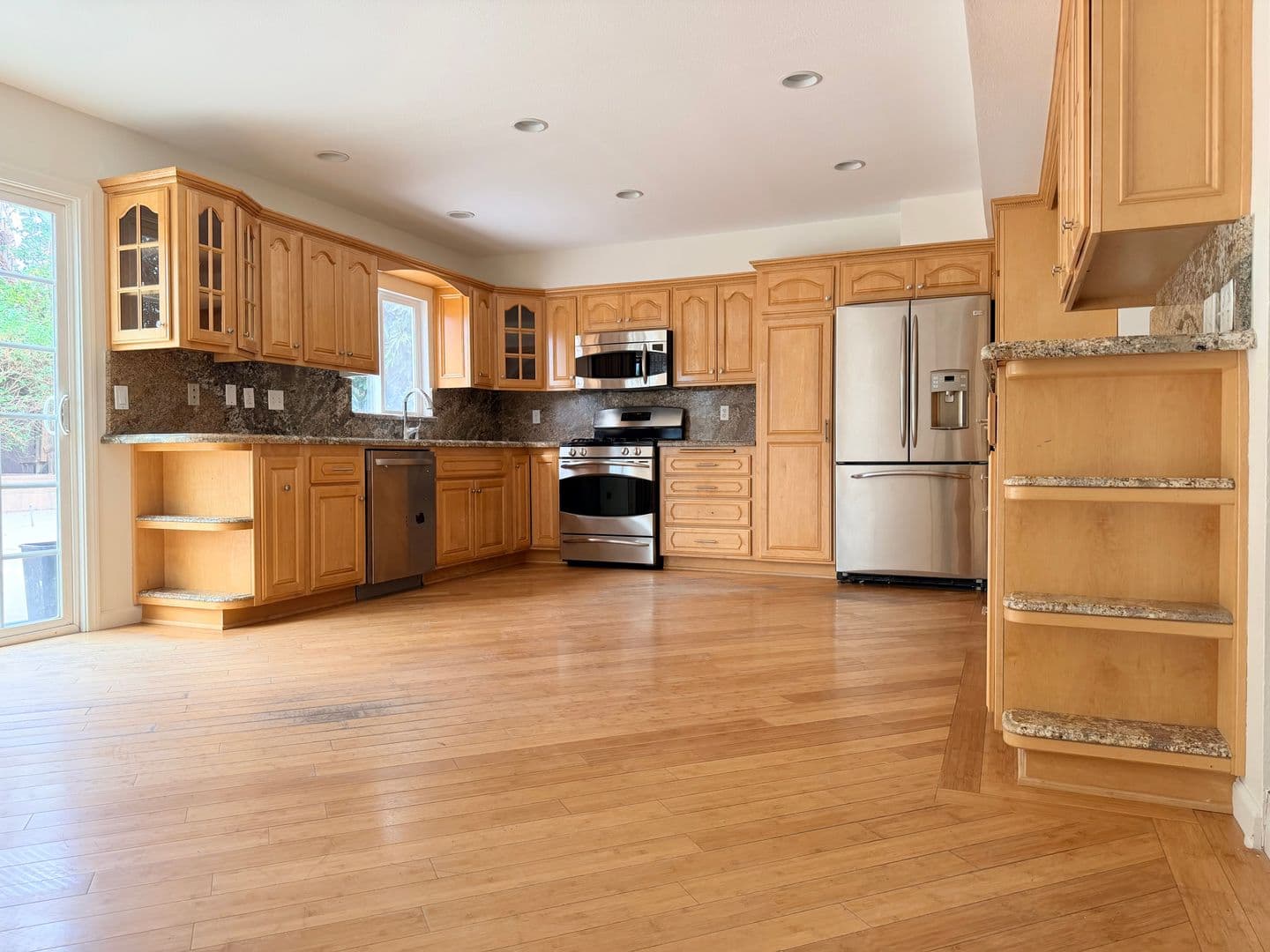 Santa Paula House: 412 Trent Ln