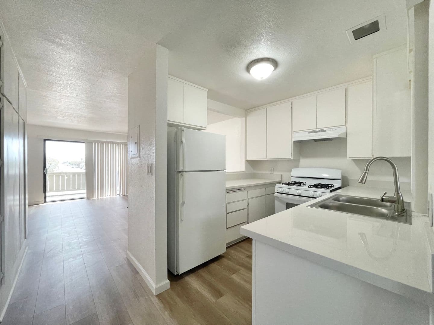 Oxnard Apartment: 601 W. Pleasant Valley Road