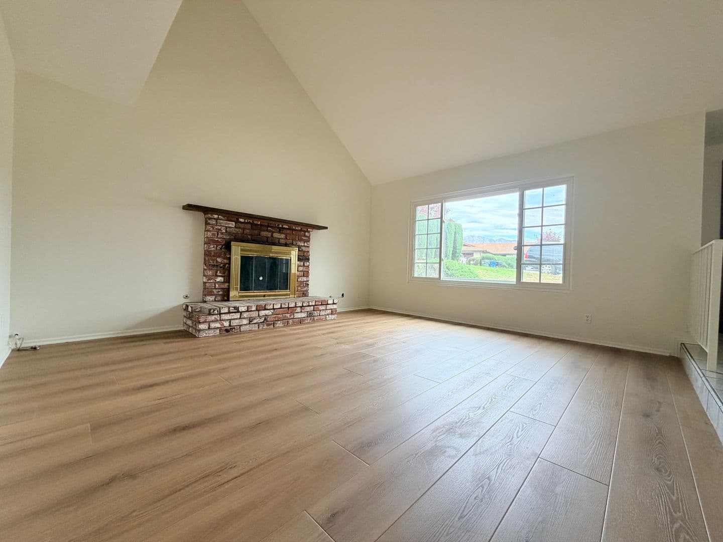 Santa Paula House: 412 Trent Ln