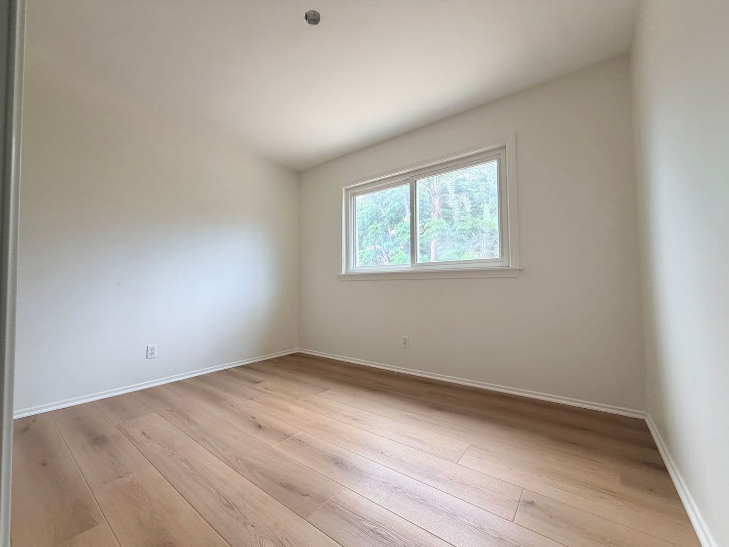 Santa Paula House: 412 Trent Ln