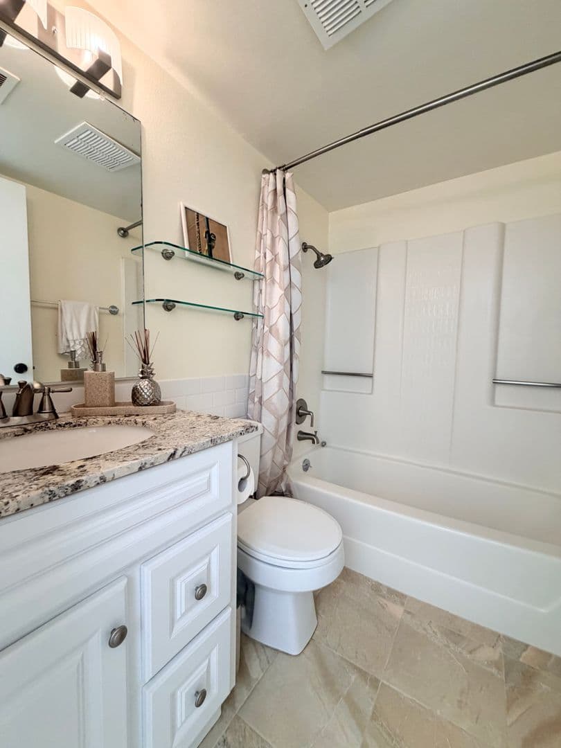 Oxnard House: 5413 Driftwood Street
