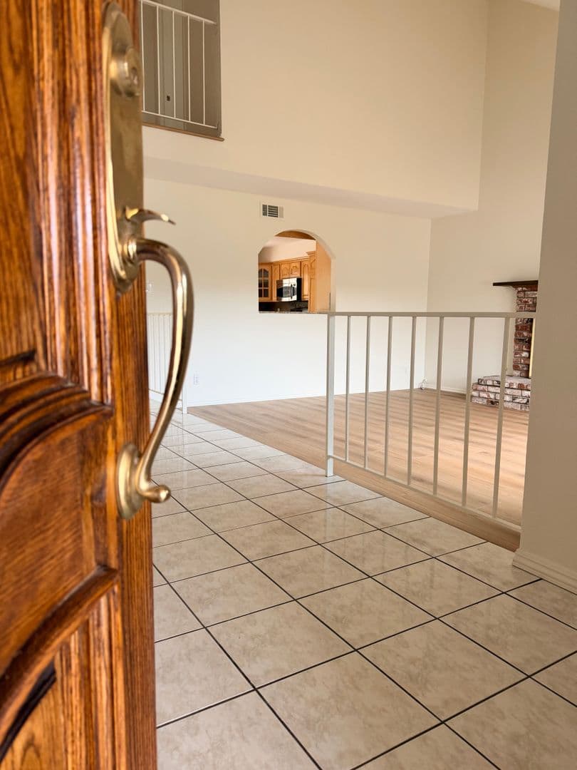 Santa Paula House: 412 Trent Ln