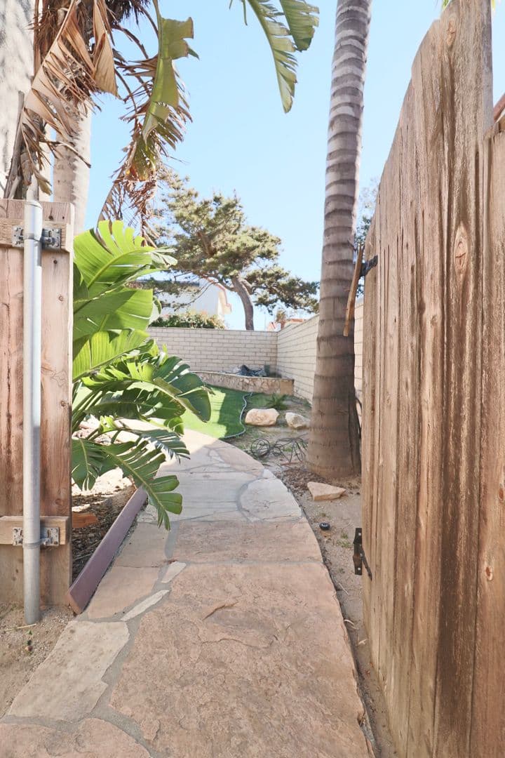 Camarillo House: 1470 Dara Street