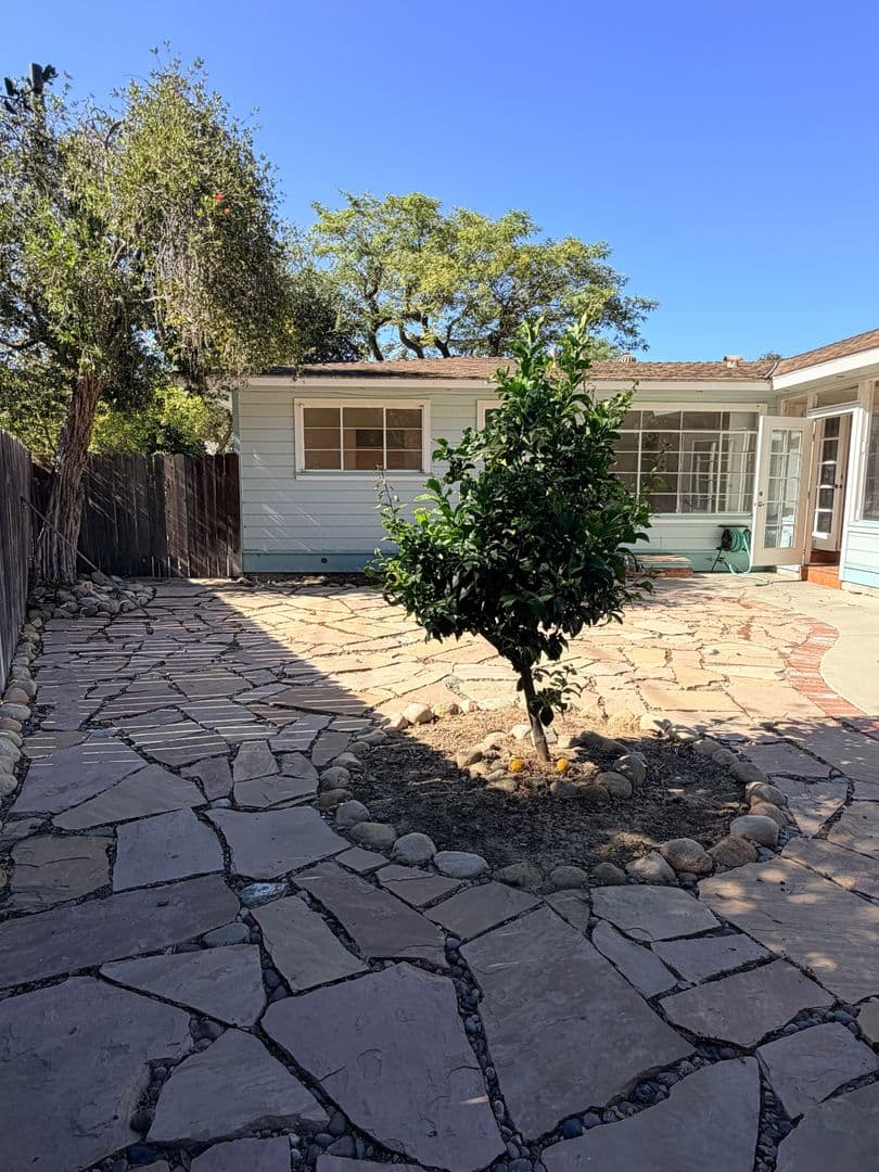 Santa Paula House: 933 Laurel Rd