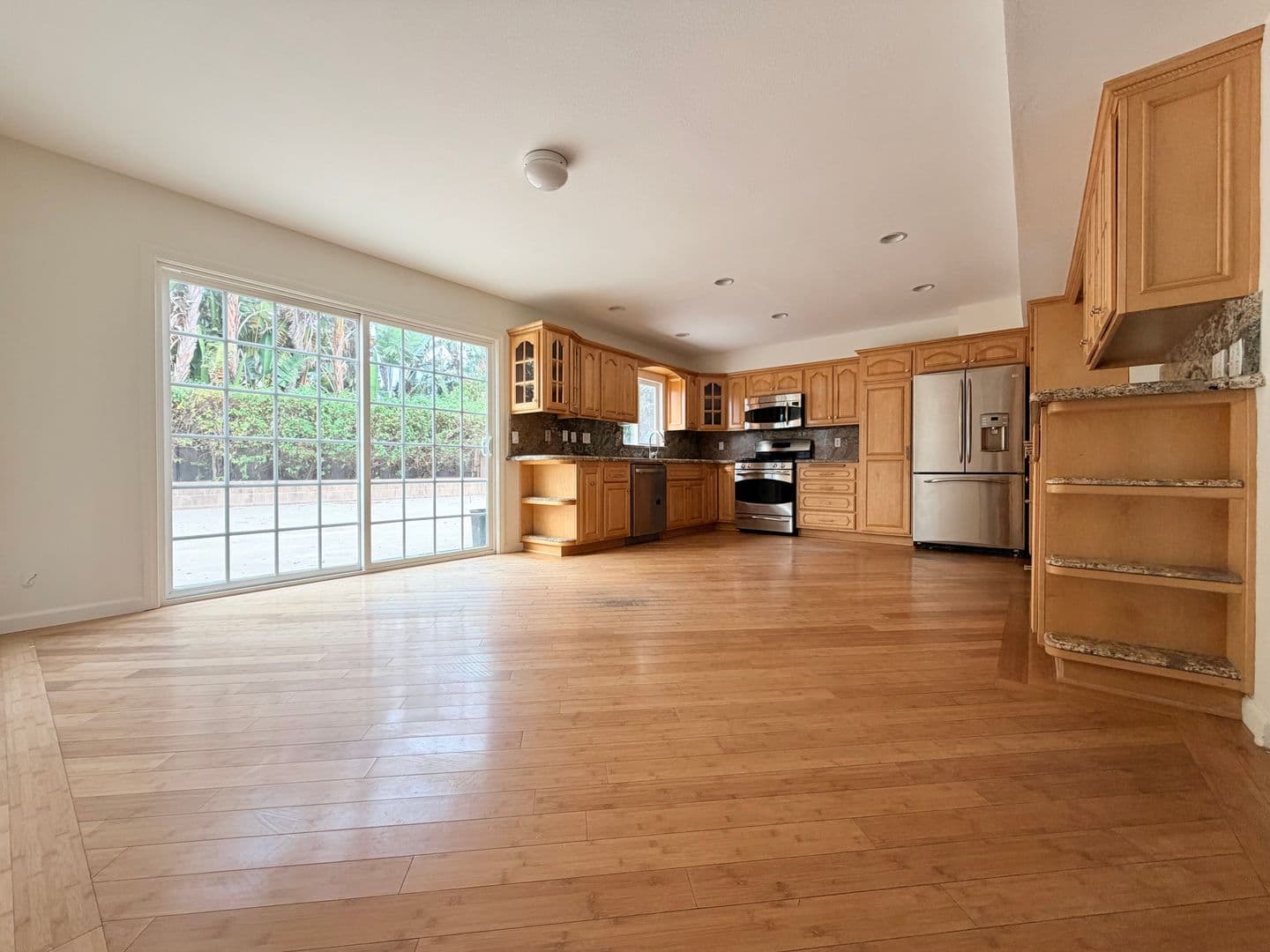Santa Paula House: 412 Trent Ln