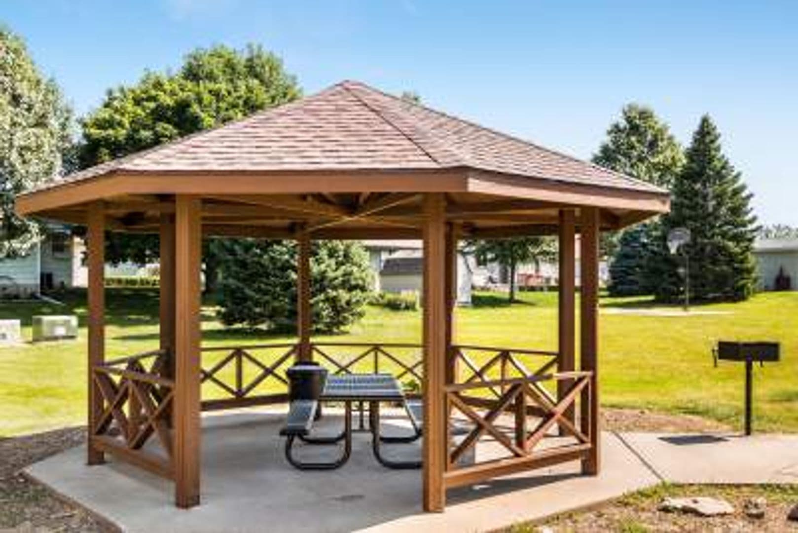 Pella Apartment: 408 East 13th Street