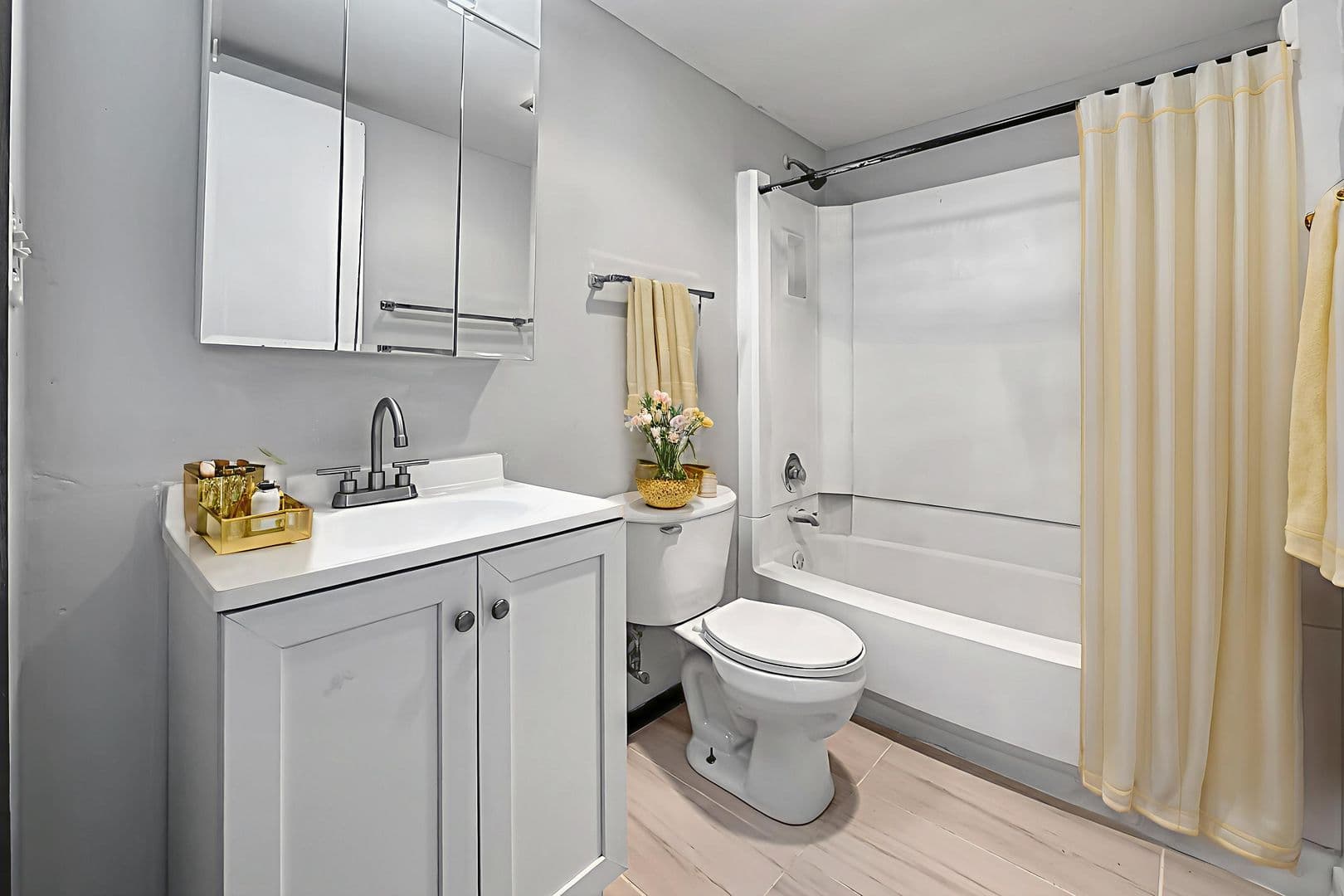 Ottumwa Apartment: 117 W Rochester Road