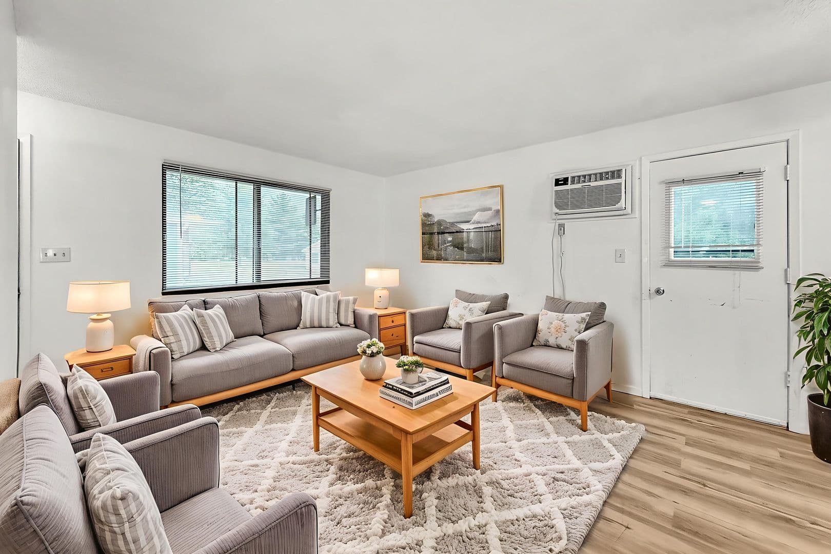 Pella Apartment: 1000 Hazel Street