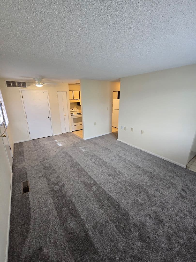 Pella Apartment: 1000 Hazel Street