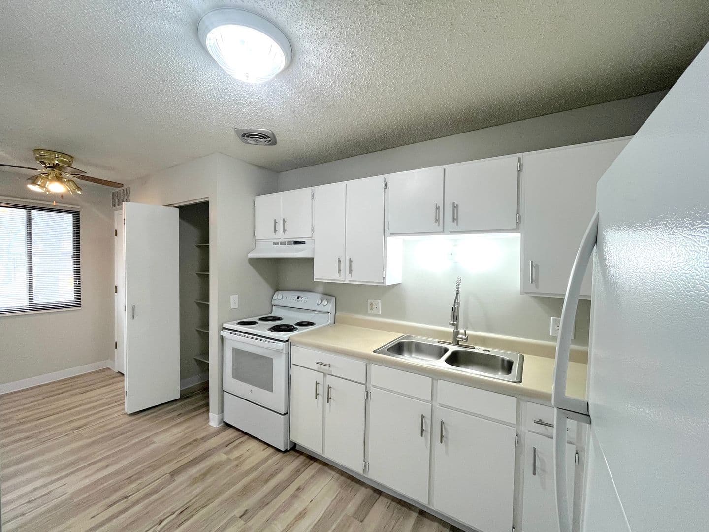 Pella Apartment: 1000 Hazel Street