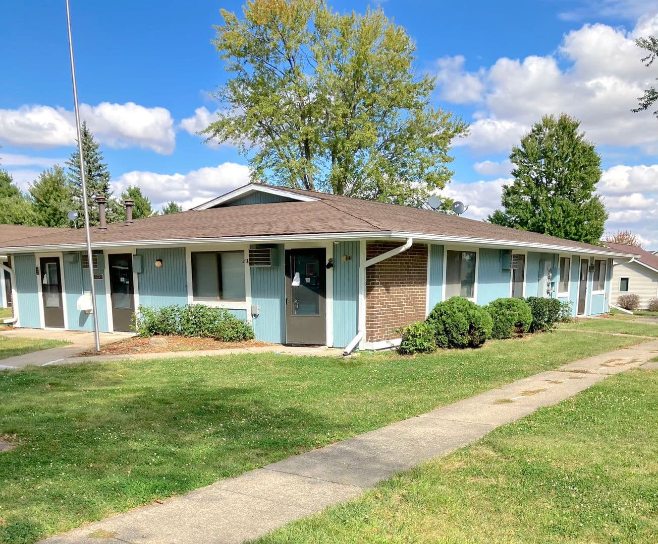 Pella Apartment: 1000 Hazel Street