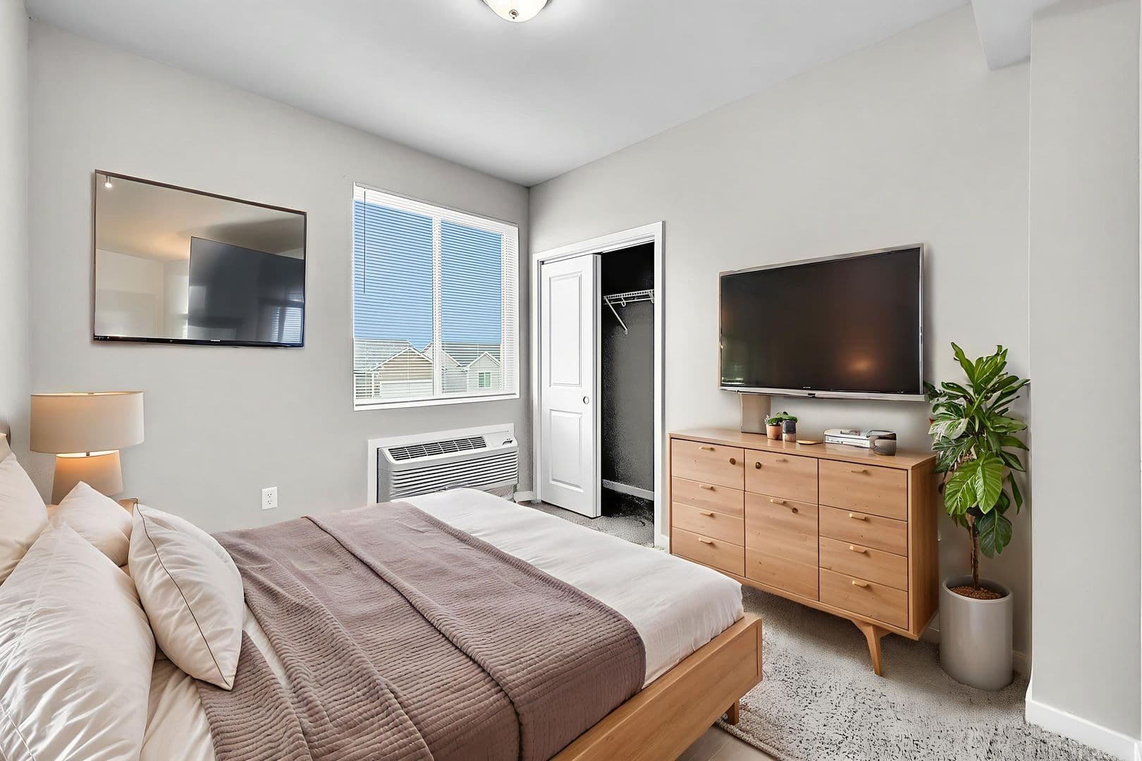 Bondurant Apartment: 2335 Paine St NE