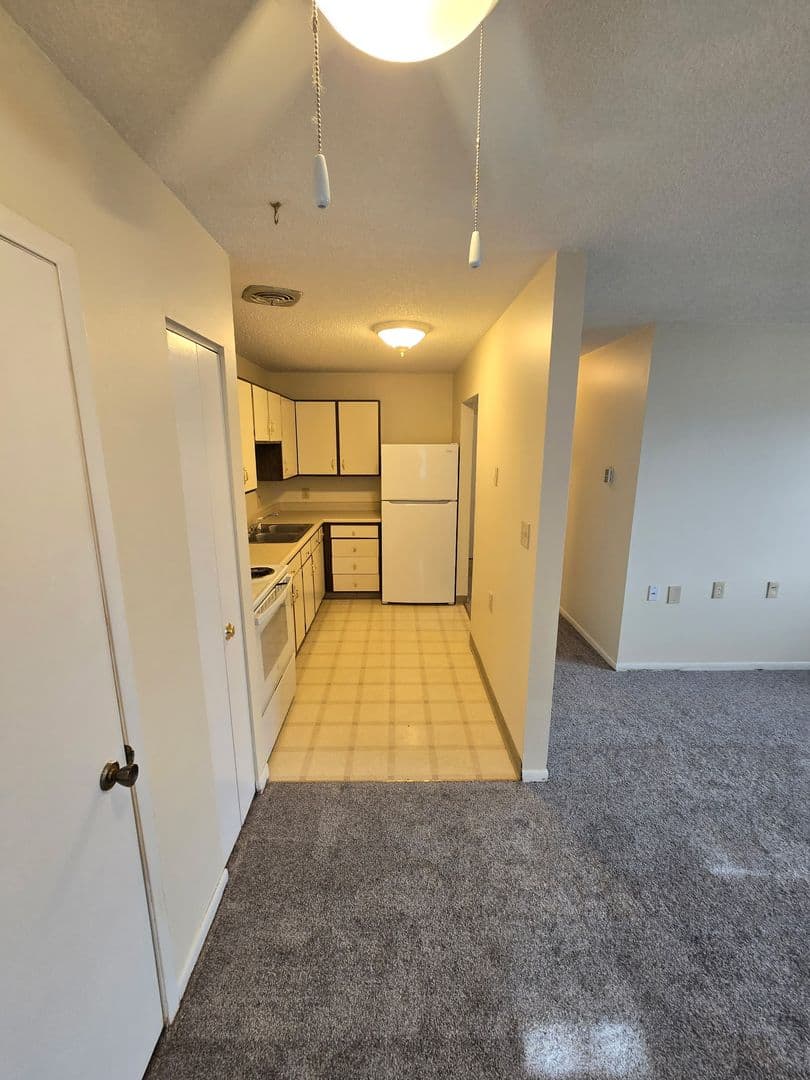 Pella Apartment: 1000 Hazel Street