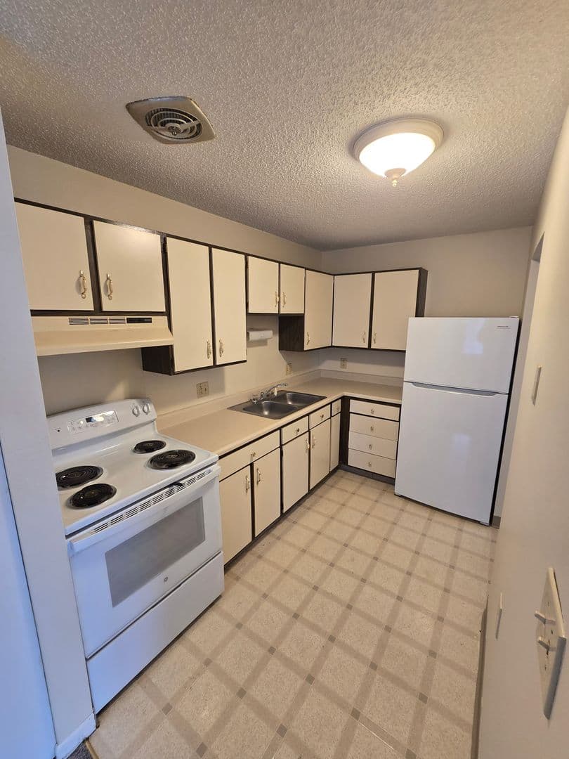 Pella Apartment: 1000 Hazel Street