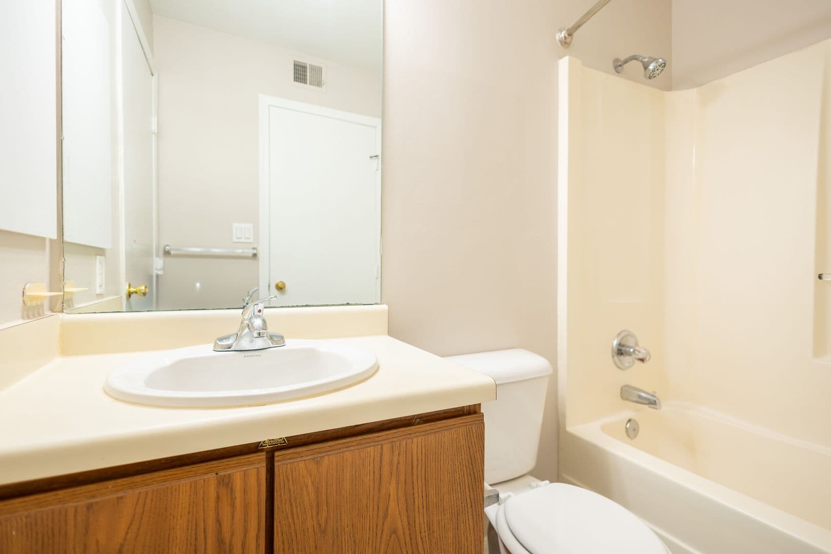 Lexington Apartment: 129 Transcript Avenue #2
