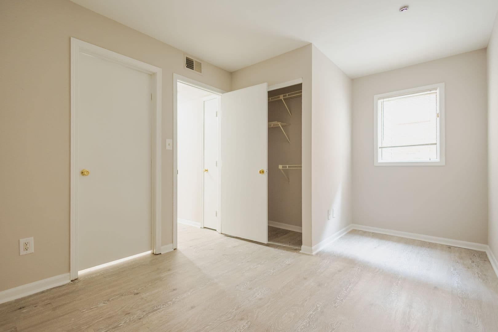 Lexington Apartment: 129 Transcript Avenue #2
