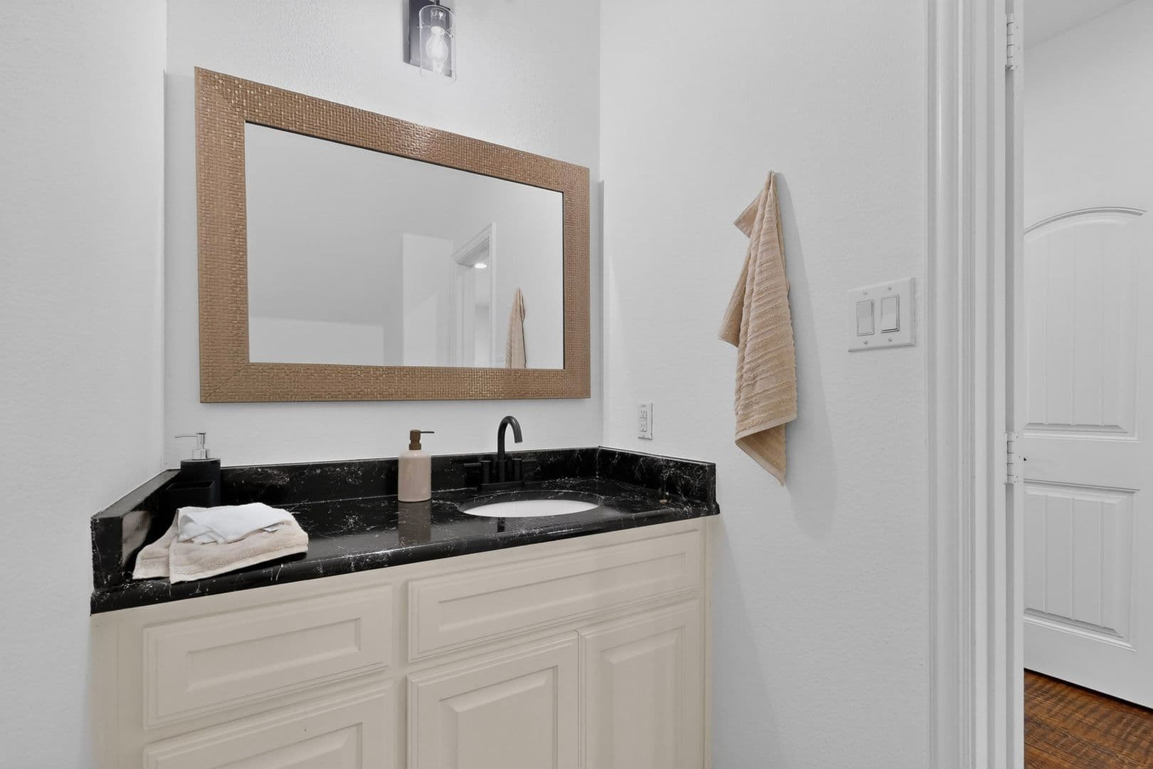 Rowlett House: 6606 Windward View Drive