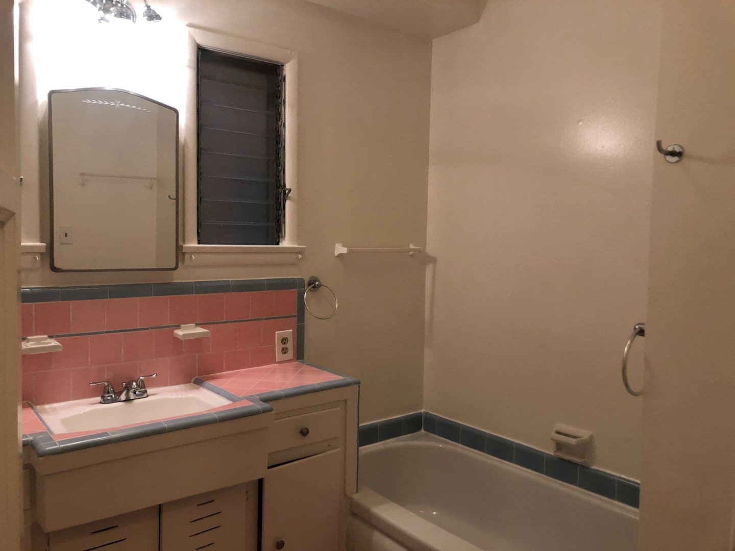Studio City Apartment: 11753 Moorpark Street
