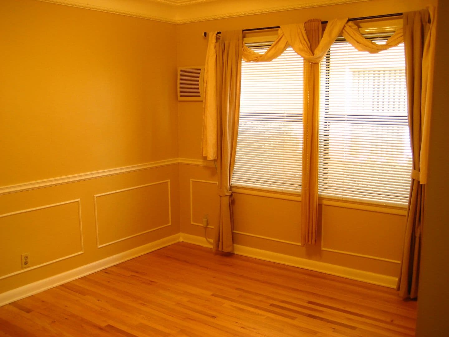 Studio City Apartment: 11753 Moorpark Street