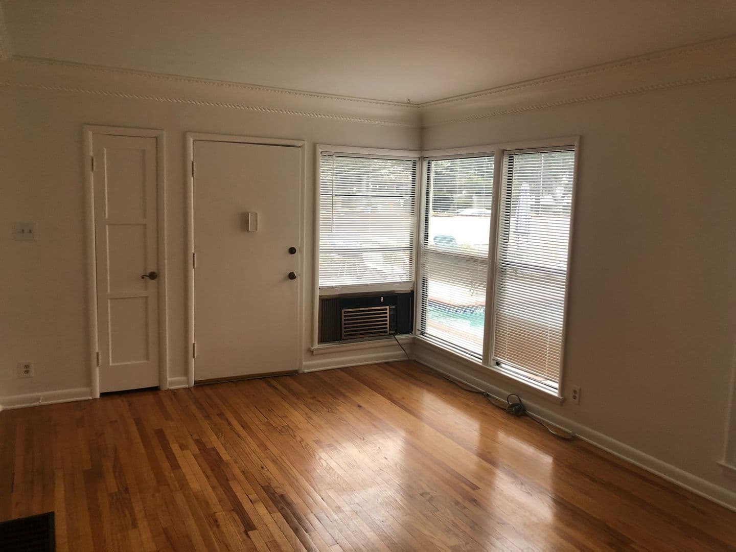 Studio City Apartment: 11753 Moorpark Street