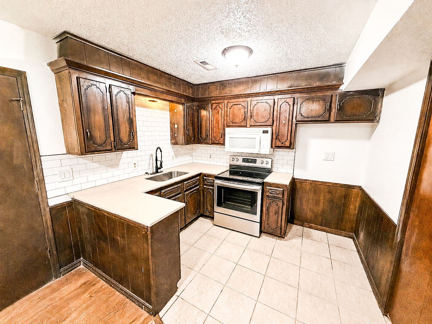 Jennings Apartment: 501 N Main St