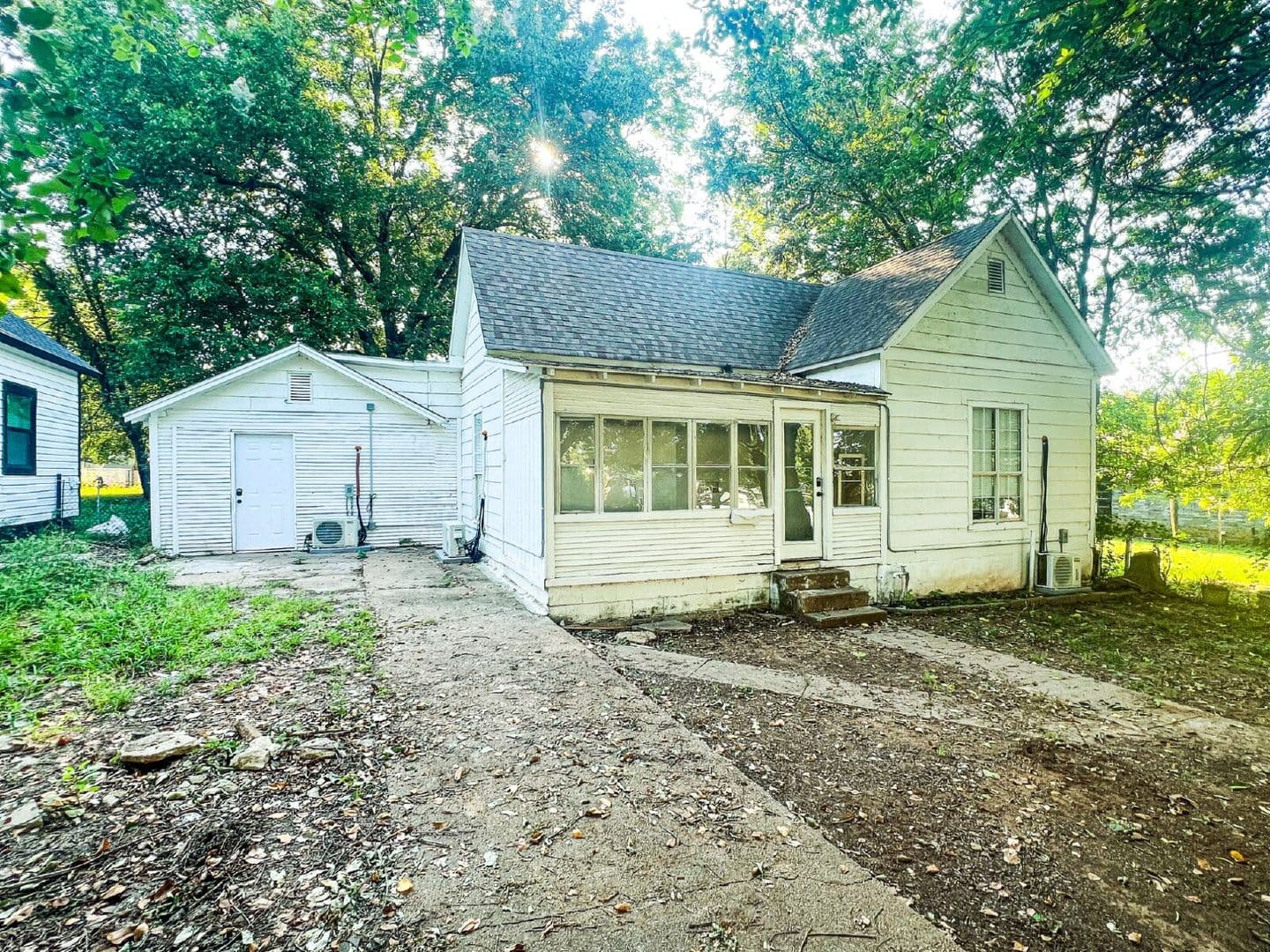 Cleveland House: 307 S Rosehill Ave