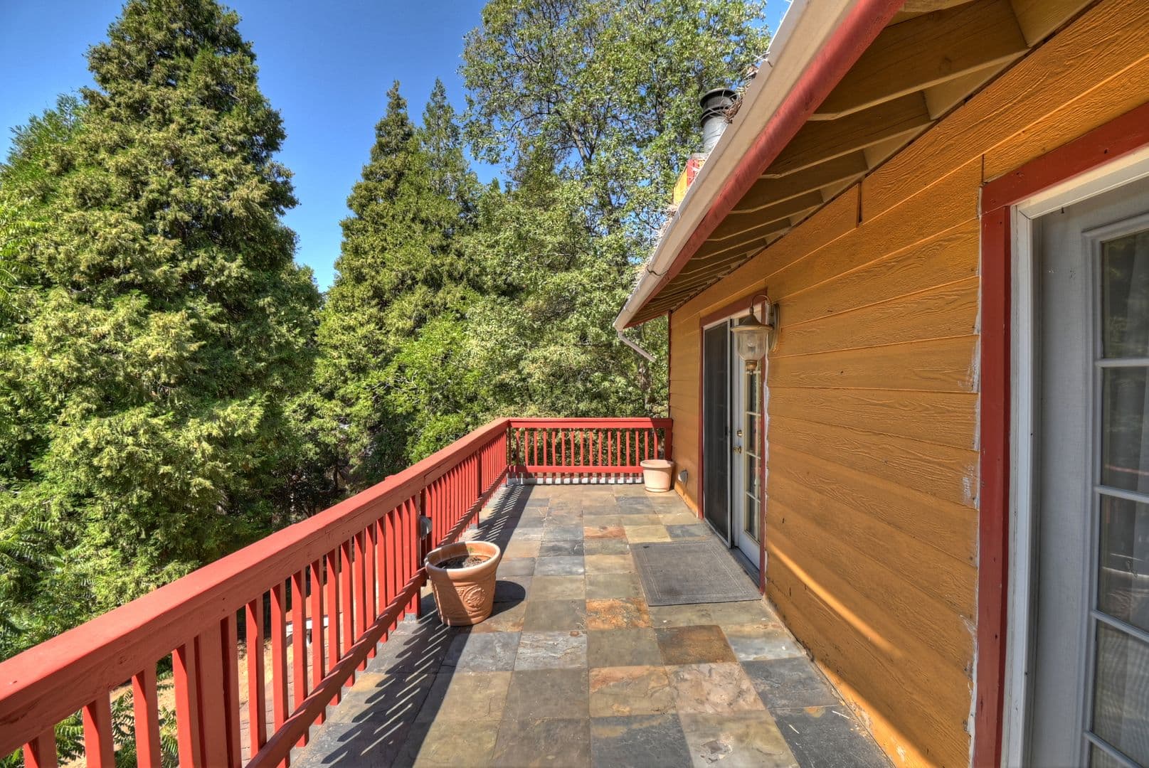 Crestline House: 495 Zuger Ct