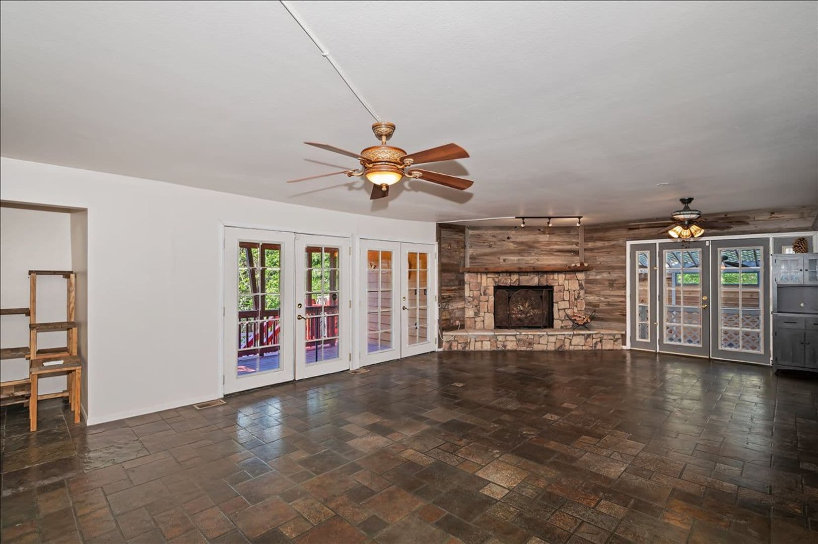 Crestline House: 495 Zuger Ct