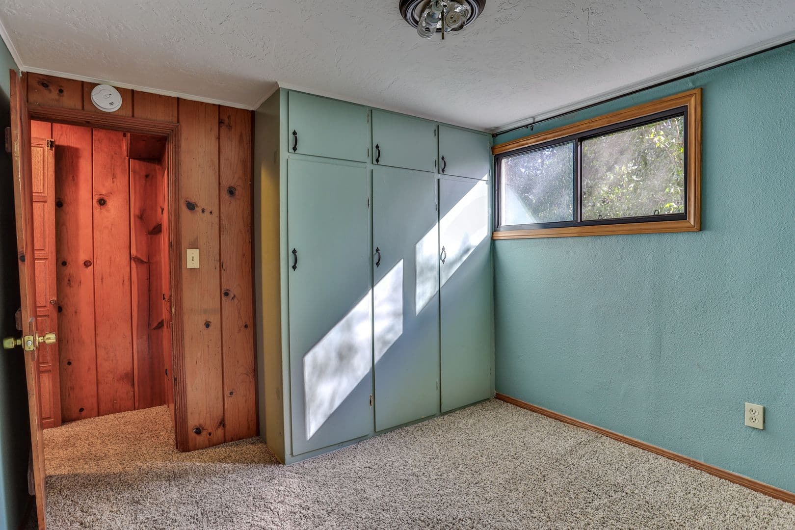 Crestline House: 23747 Shady Ln