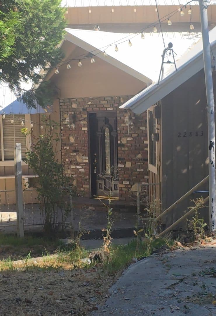 Crestline House: 22883 Juniper Ln
