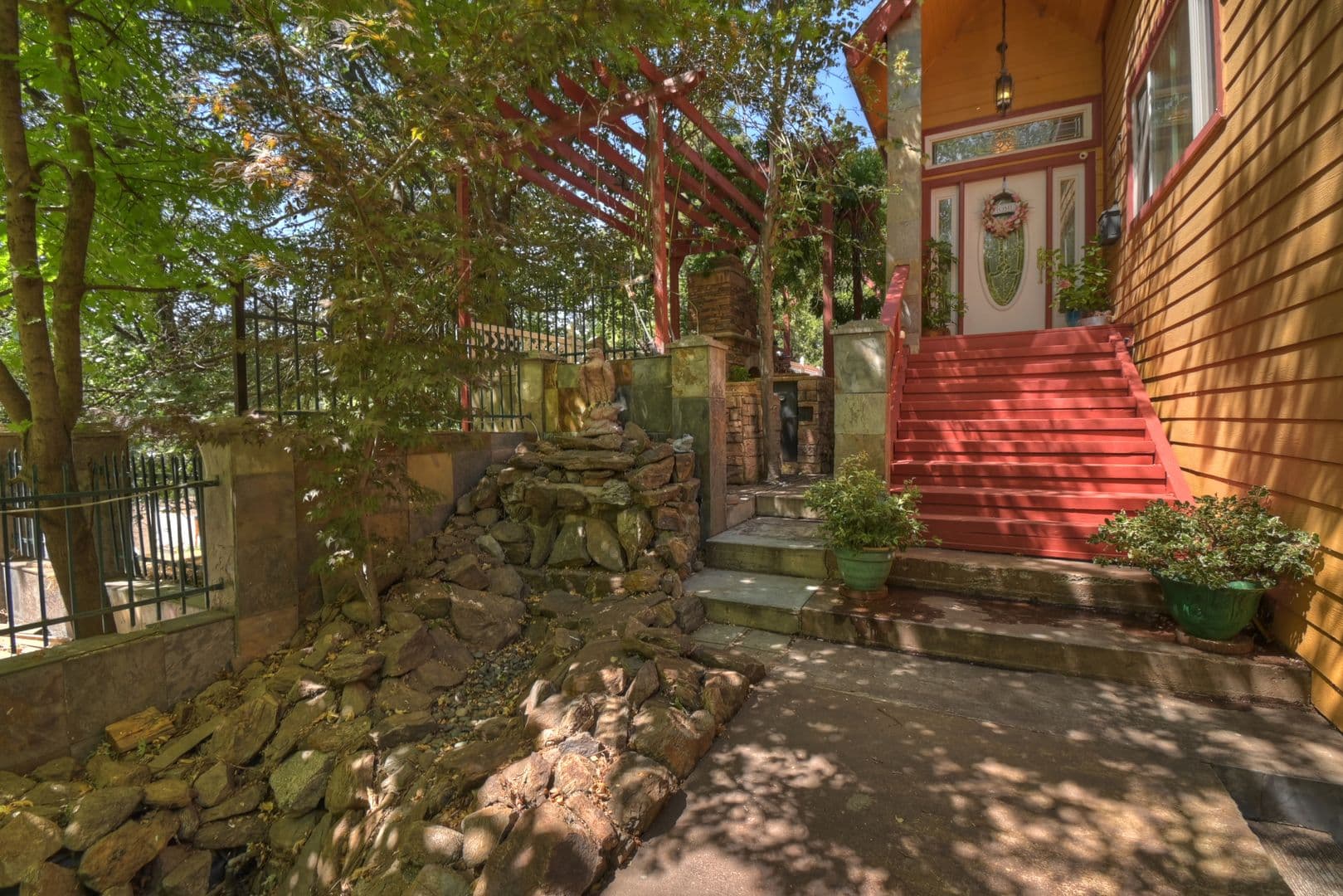 Crestline House: 495 Zuger Ct