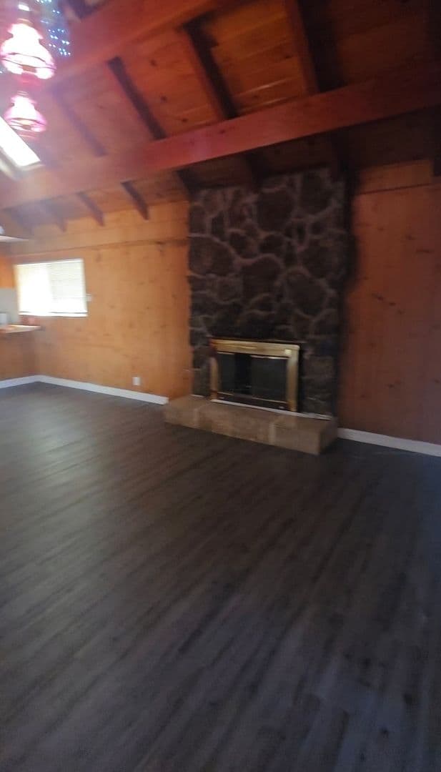 Crestline House: 22883 Juniper Ln