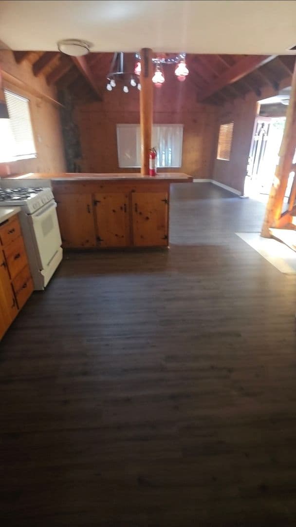 Crestline House: 22883 Juniper Ln