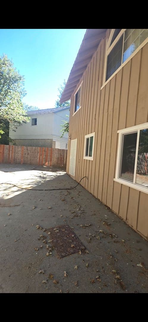 Crestline House: 22883 Juniper Ln