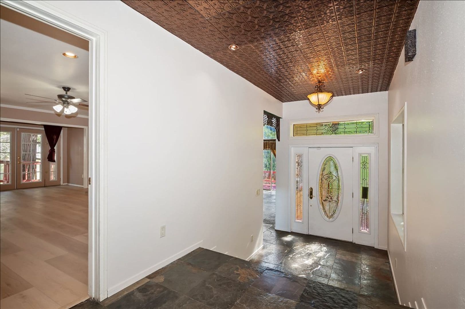 Crestline House: 495 Zuger Ct