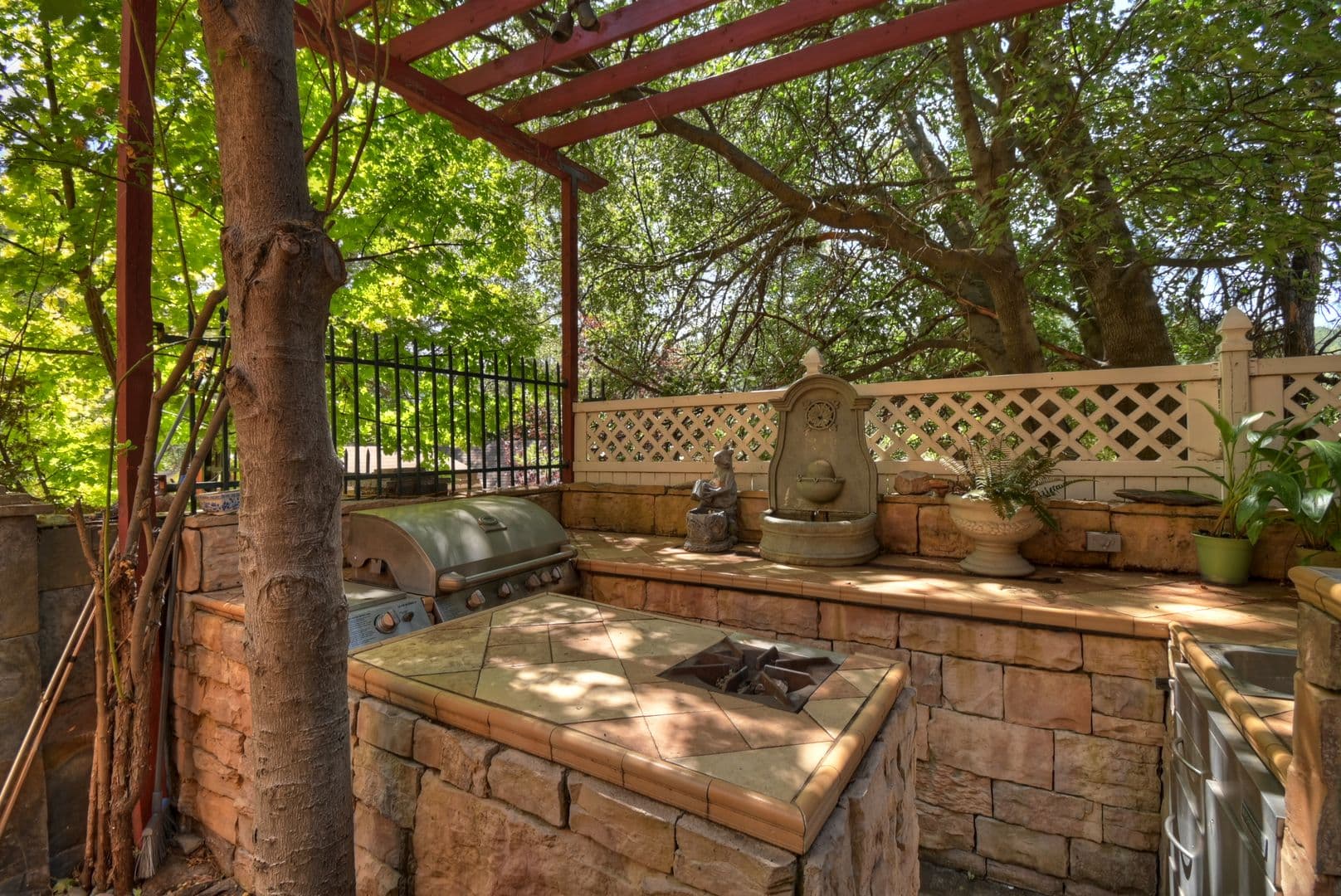Crestline House: 495 Zuger Ct