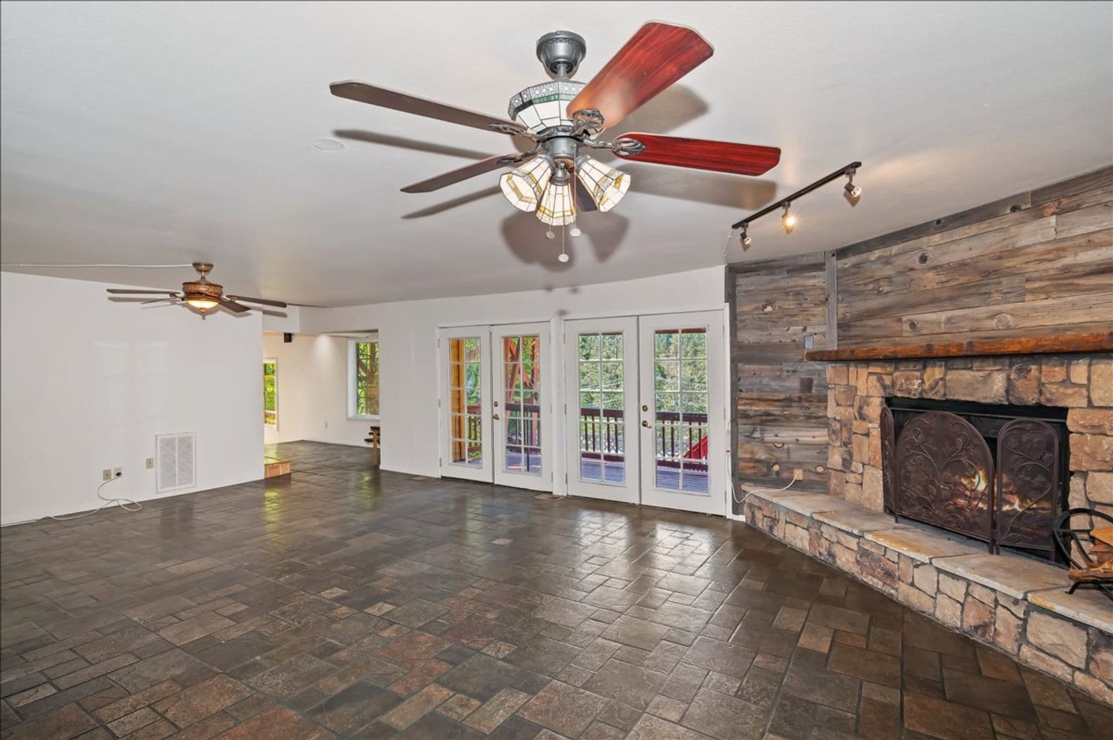 Crestline House: 495 Zuger Ct