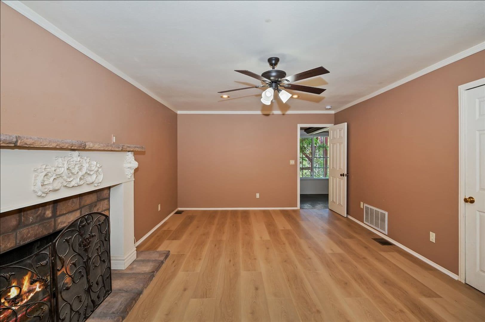 Crestline House: 495 Zuger Ct