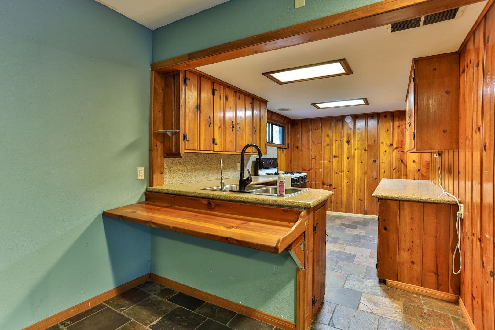 Crestline House: 23747 Shady Ln