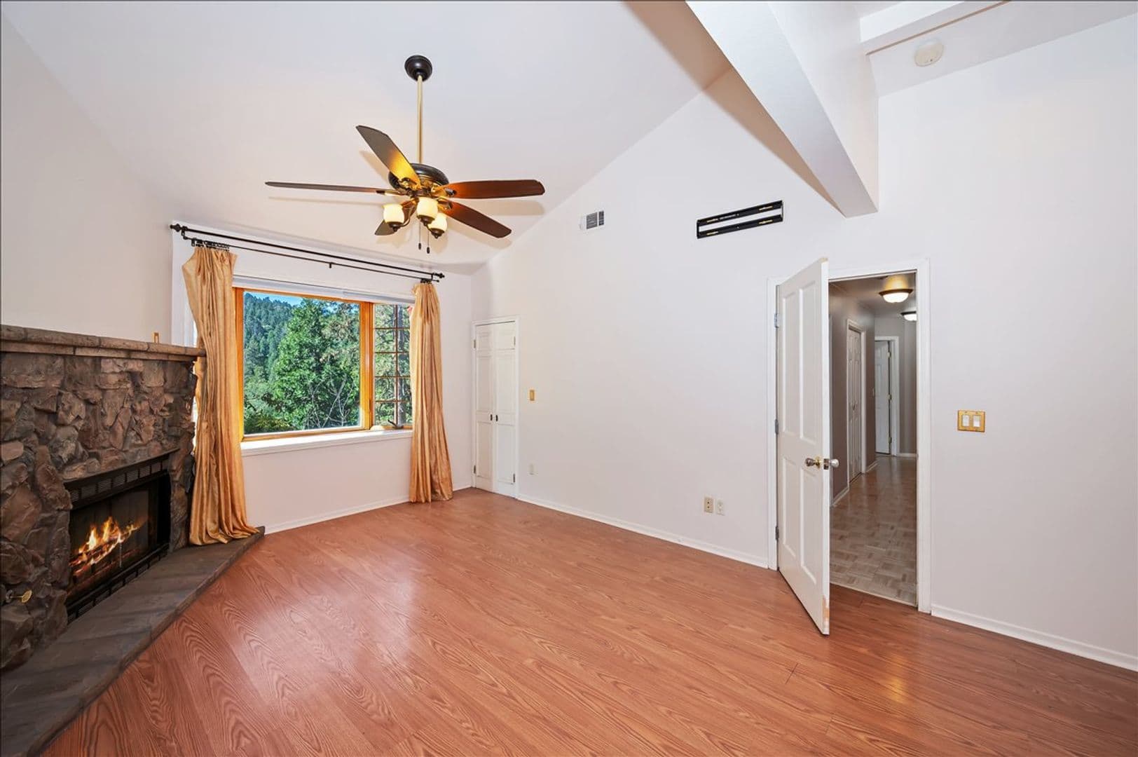 Crestline House: 495 Zuger Ct