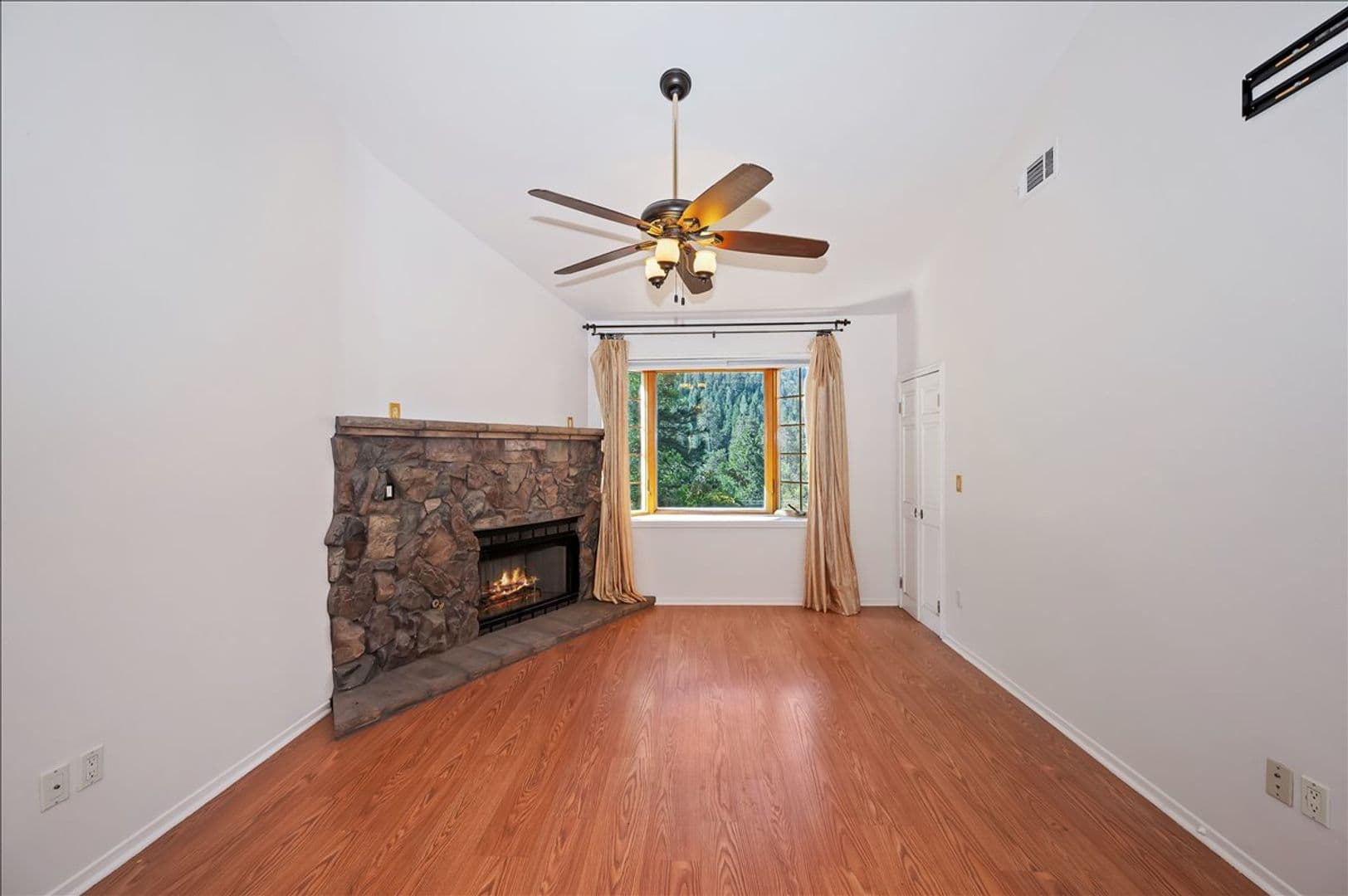 Crestline House: 495 Zuger Ct