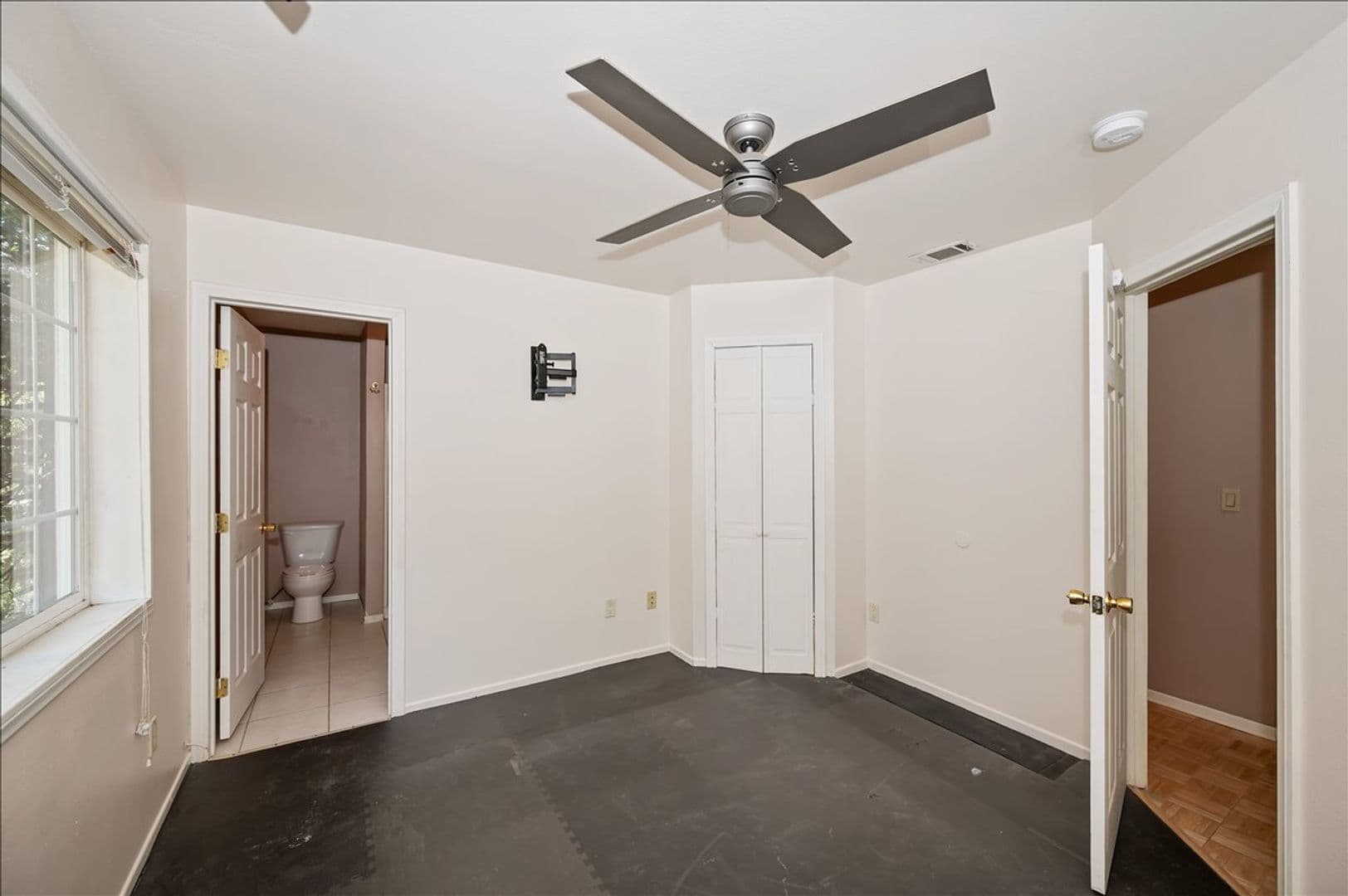 Crestline House: 495 Zuger Ct