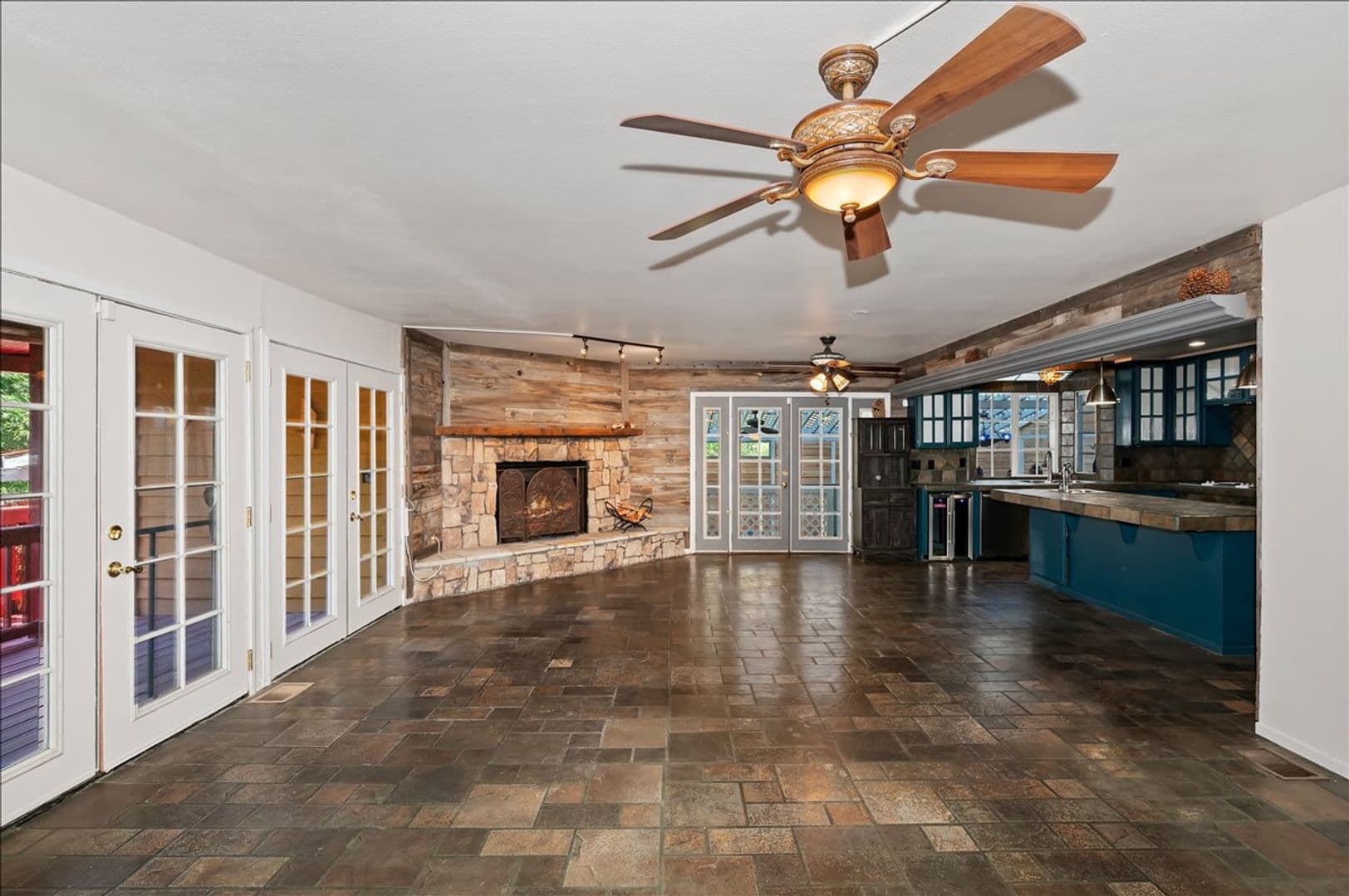 Crestline House: 495 Zuger Ct