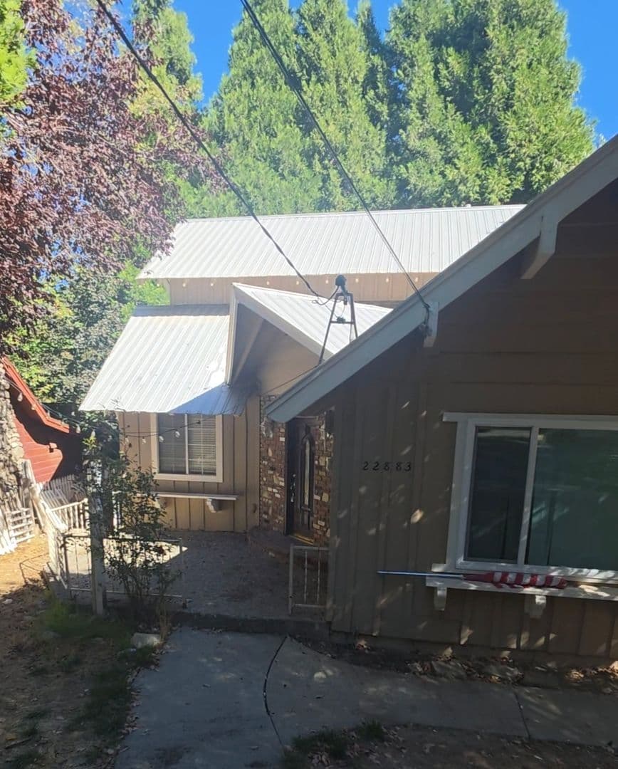 Crestline House: 22883 Juniper Ln