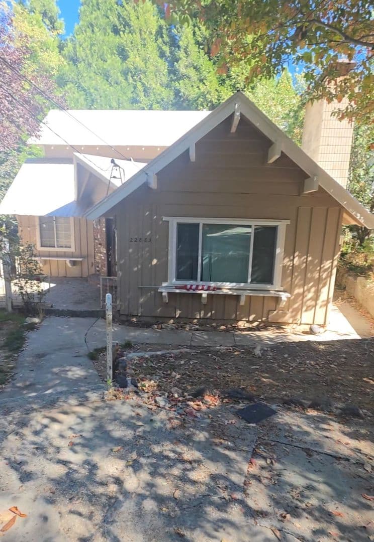 Crestline House: 22883 Juniper Ln
