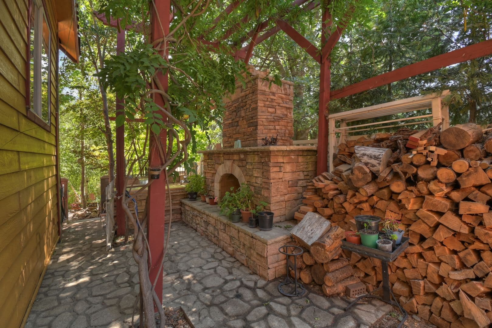 Crestline House: 495 Zuger Ct