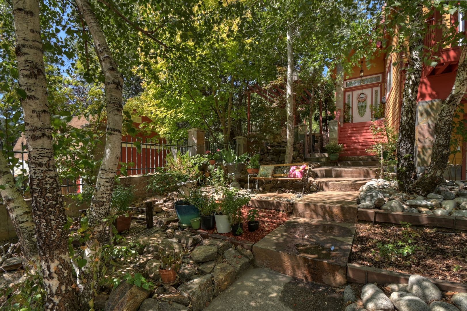 Crestline House: 495 Zuger Ct