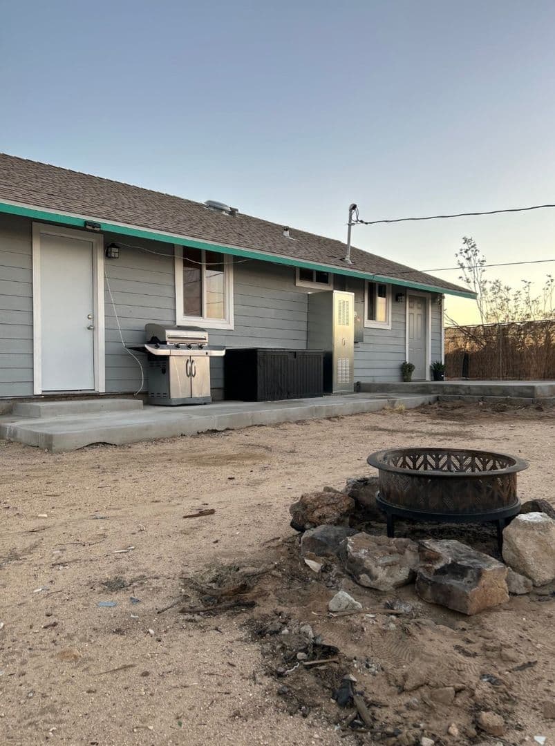 Joshua Tree House: 65076 E Broadway