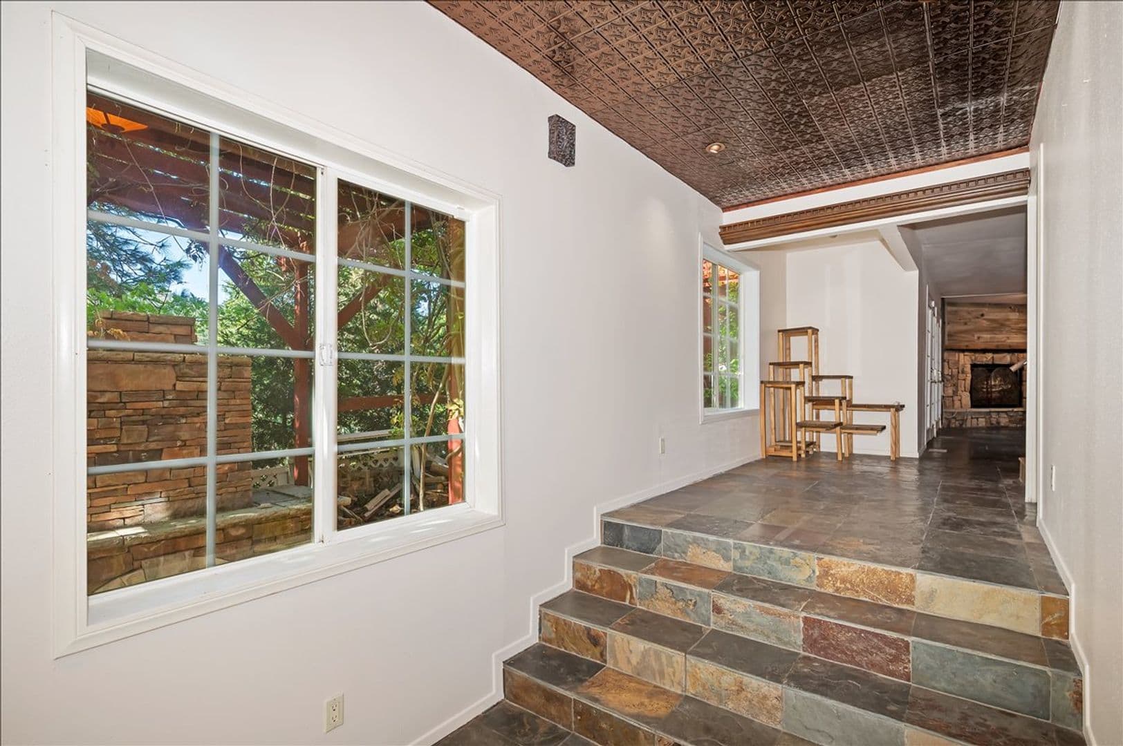 Crestline House: 495 Zuger Ct