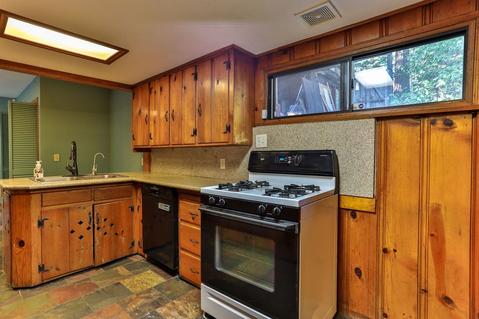 Crestline House: 23747 Shady Ln